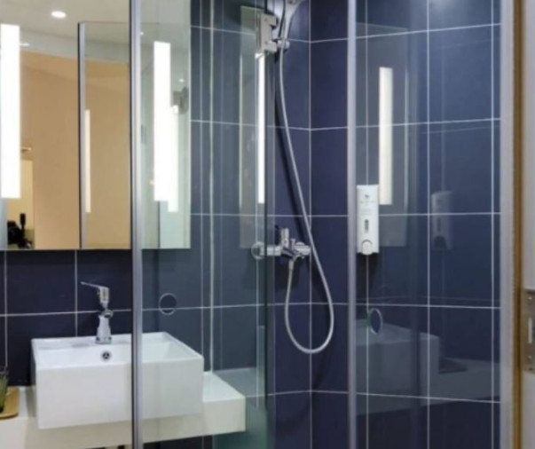 Odličan savjet za sve koji ne žele stalno ribati staklo – Prošla su 2 tjedna, a ni jedne mrlje nema na tuš kabini! (FOTO) - featured image